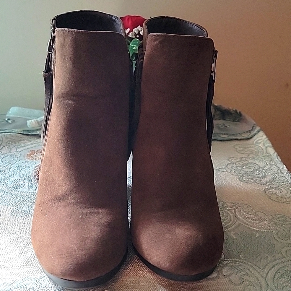 Breckelle's Brown Booties with tassles. Size 7.5